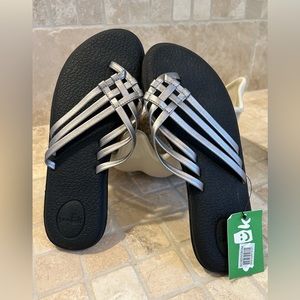 Sanuk Yoga Salty Metallic Flip flops, Size 8  New With Tags